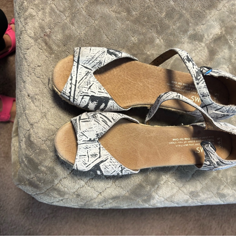 Toms Black and White Patterned Sandals